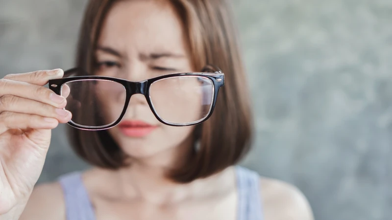 Người bị viêm màng bồ đào sau có thể nhận thấy nhìn mờ, giảm khả năng đọc chữ hoặc phân biệt chi tiết