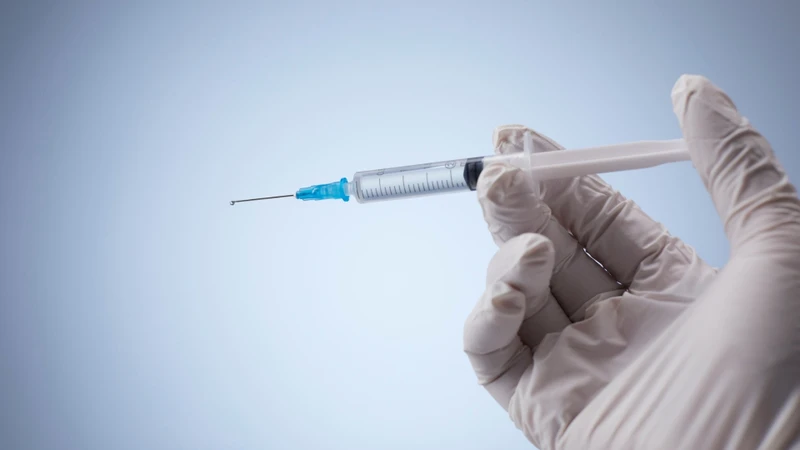 Tiêm nội nhãn thường áp dụng với corticosteroid hoặc thuốc kháng VEGF trong trường hợp phù hoàng điểm hoặc viêm nặng