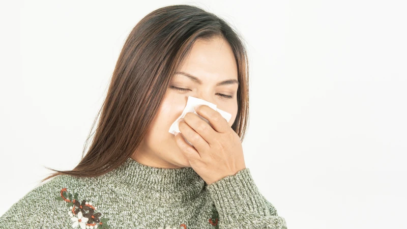 Một trong những triệu chứng phổ biến nhất của viêm mũi xoang cấp là nghẹt mũi