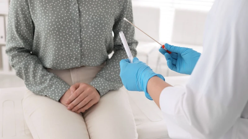 Nhân viên y tế có thể lấy mẫu dịch tiết âm đạo để xét nghiệm nhằm tìm kiếm các vi sinh vật có liên quan đến tình trạng nhiễm trùng