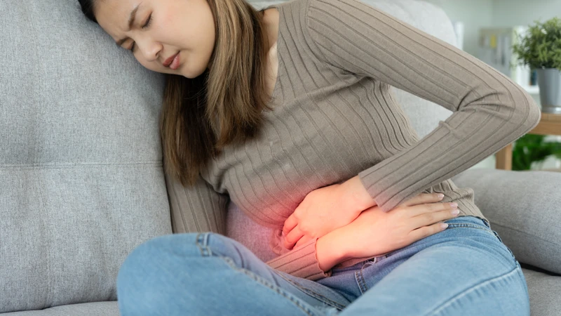 Đặc trưng của cơn đau do viêm túi thừa là đau âm ỉ, khu trú ở hạ vị bên trái, thường kéo dài vài ngày