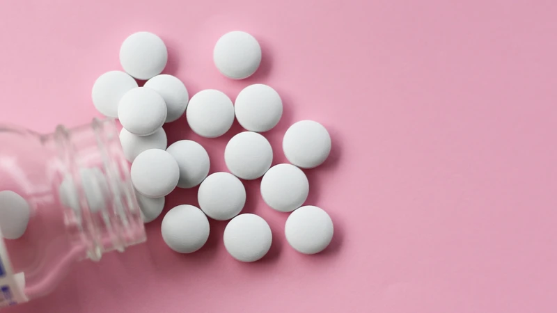 Lạm dụng thuốc kháng viêm không steroid được coi là một yếu tố nguy cơ thúc đẩy tiến triển của viêm túi thừa