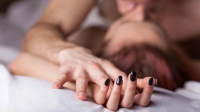 Quan hệ tình dục không an toàn hoặc có nhiều bạn tình là một trong những yếu tố nguy cơ