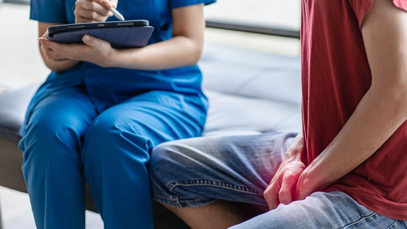 Khám lâm sàng là bước đầu tiên giúp bác sĩ đánh giá tình trạng tinh hoàn và phát hiện những dấu hiệu bất thường