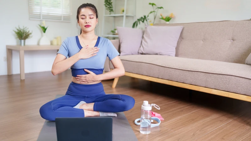 Tập hít sâu, thở chậm có kiểm soát và sử dụng dụng cụ hỗ trợ tập thở theo hướng dẫn giúp tăng độ giãn nở của phổi