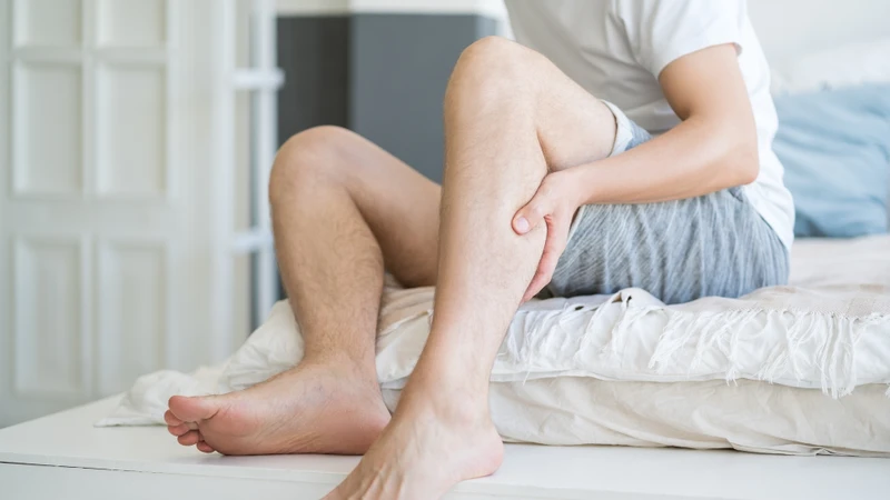 Người bị xơ vữa động mạch chi dưới sẽ có cảm giác đau, căng tức hoặc mỏi ở cơ bắp (thường ở bắp chân)