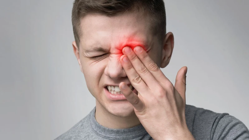 Người bệnh thường cảm thấy đau nhức hoặc cảm giác như có dị vật trong mắt