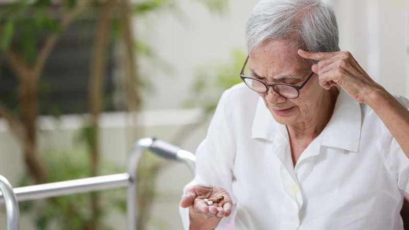 Dấu hiệu sớm của Alzheimer có thể là hay quên, lặp lại câu hỏi, khó tập trung hoặc thay đổi hành vi