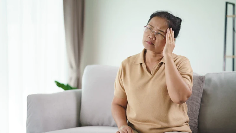 Alzheimer tiến triển từ rối loạn trí nhớ, trong khi Parkinson bắt đầu ở vận động rồi mới ảnh hưởng nhận thức