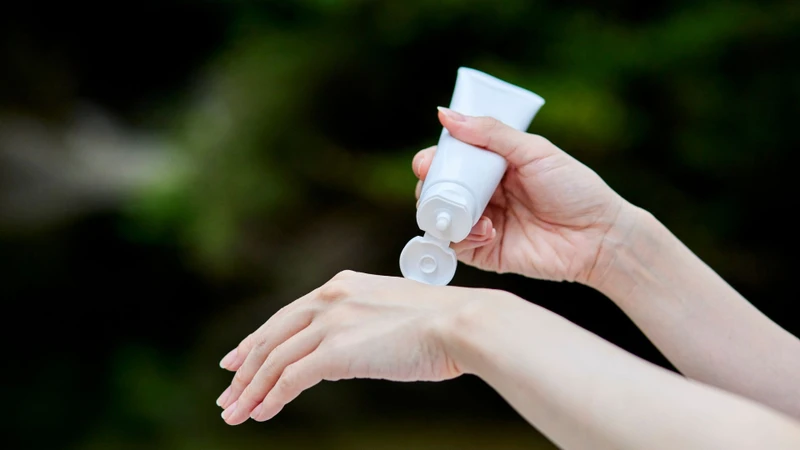 Người bị bạch biến hãy sử dụng kem chống nắng khi ra ngoài để tăng hiệu quả điều trị