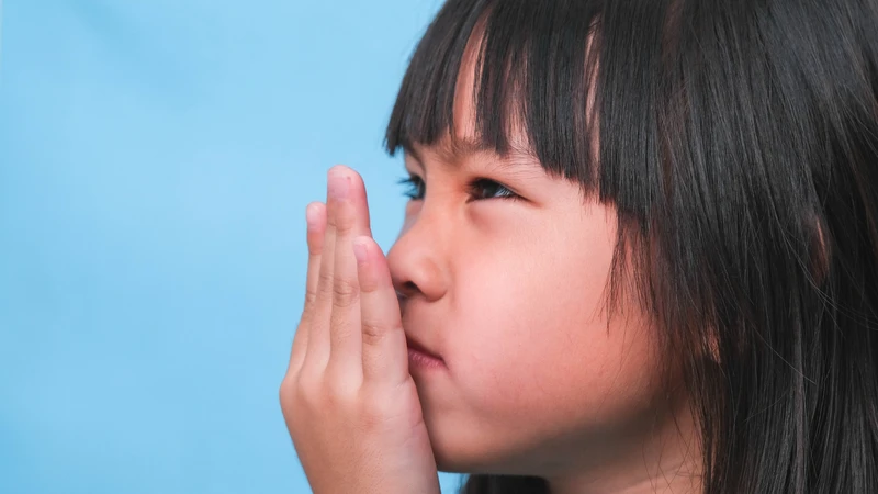 Hơi thở có mùi có thể liên quan đến vệ sinh răng miệng kém hoặc các vấn đề sức khỏe khác