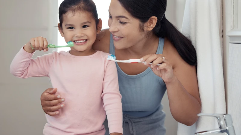 Theo dõi sự phát triển của trẻ và đưa trẻ đến cơ sở y tế khi có dấu hiệu bất thường