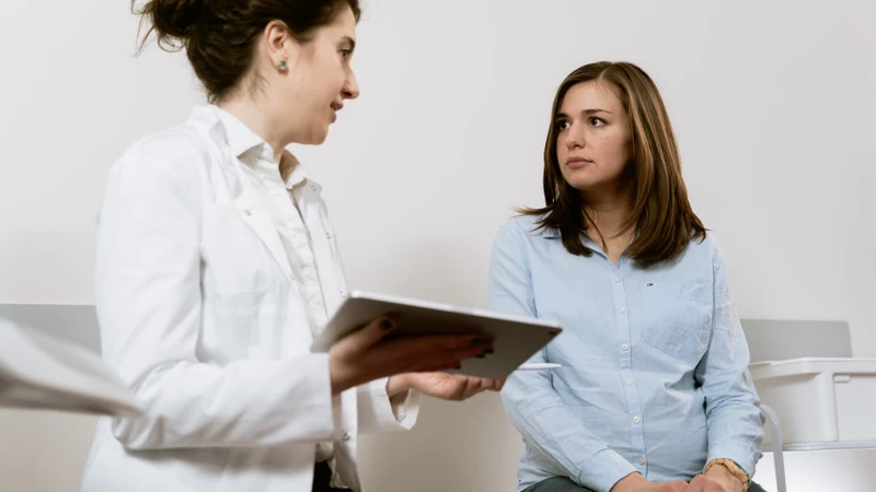 Bác sĩ sẽ hỏi và thăm khám vùng chậu để chẩn đoán bệnh Chlamydia