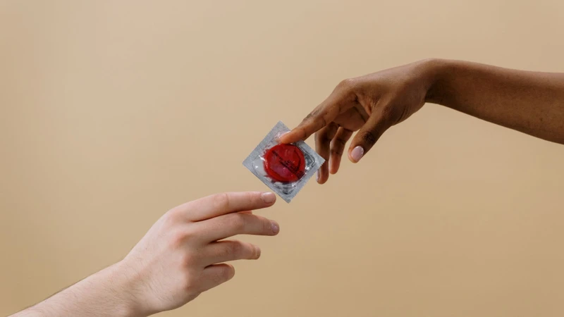 Dùng bao cao su khi quan hệ giúp phòng ngừa bệnh Chlamydia