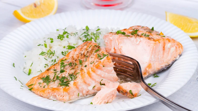 Cá hồi hấp, luộc hoặc nướng chín với lượng dầu vừa phải là những cách chế biến có thể giúp hạn chế chất béo bổ sung không cần thiết