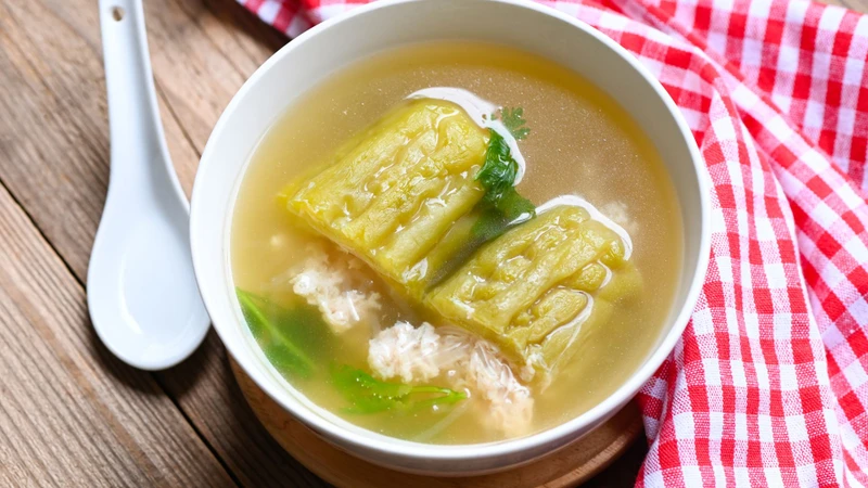 Khổ qua có thể nấu cùng đậu phụ hoặc một lượng thịt nạc vừa phải để tạo thành món canh dễ ăn
