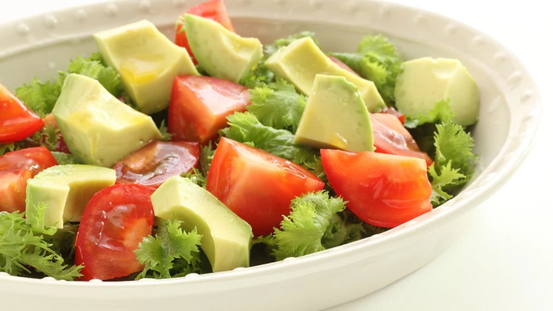 Salad bơ cùng xà lách, dưa chuột và cà chua là lựa chọn giúp bổ sung chất xơ và vitamin