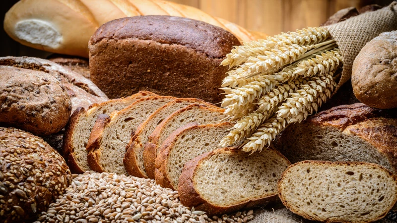 Ưu tiên bánh mì nguyên cám hoặc ngũ cốc nguyên hạt giàu chất xơ, vitamin nhóm B, giúp hệ tiêu hóa hoạt động tốt hơn và hỗ trợ kiểm soát axit uric