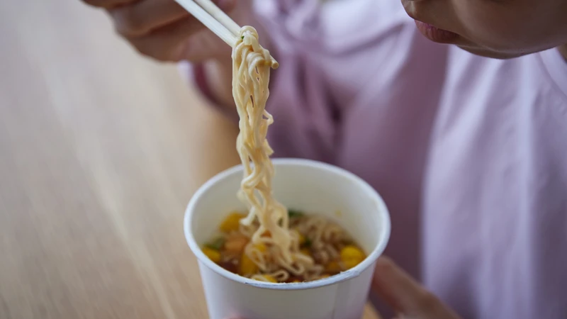 Người bệnh gút cần lưu ý gì khi ăn mì tôm?