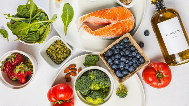 Rau xanh, ngũ cốc nguyên hạt và cá giàu omega-3 là lựa chọn giúp hỗ trợ kiểm soát bệnh