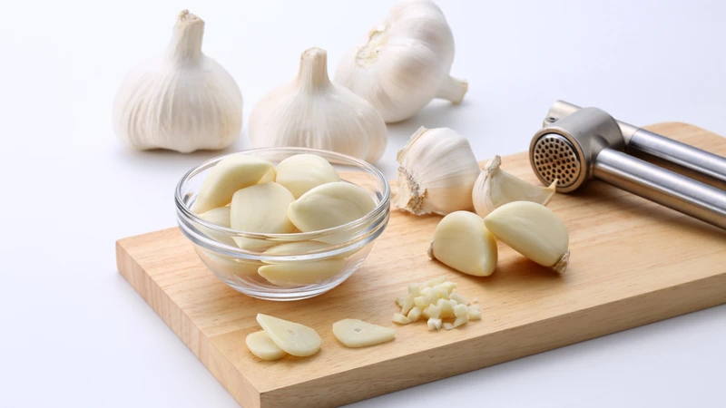 Ăn tỏi đúng cách giúp người bệnh gút tận dụng lợi ích mà không lo tăng axit uric