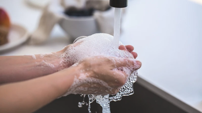 Phụ huynh nên tập cho trẻ rửa tay đúng cách