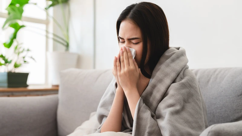 Ho và sốt cao là những triệu chứng ban đầu của bệnh cần được chú ý
