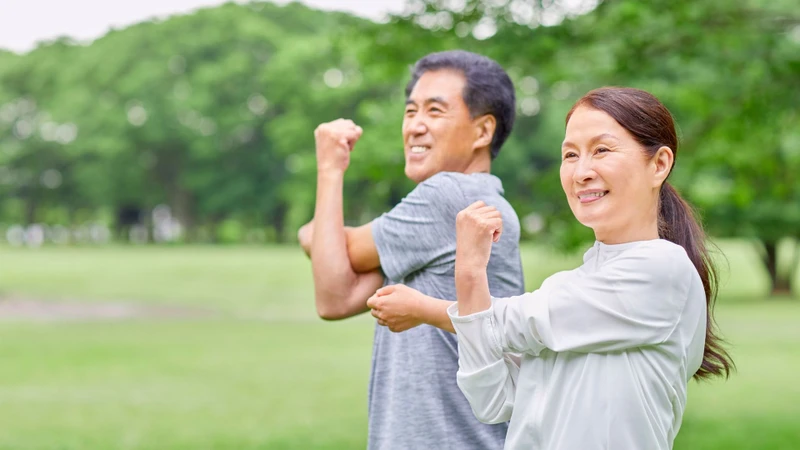 Tập luyện nhẹ nhàng và tắm nắng sáng giúp hỗ trợ xương chắc khỏe