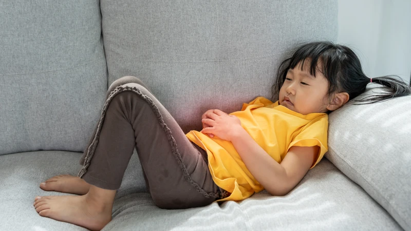 Bệnh lỵ amip ở trẻ em xảy ra khi ký sinh trùng xâm nhập vào đường tiêu hóa, gây đau bụng và rối loạn tiêu hóa