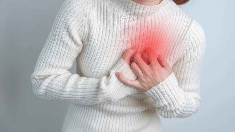 Bệnh mạch vành khiến bệnh nhân cảm thấy nặng hoặc tức vùng ngực