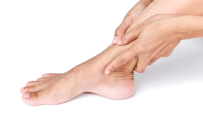 Bệnh mắt cá chân có thể là chấn thương cấp hoặc viêm mạn tính