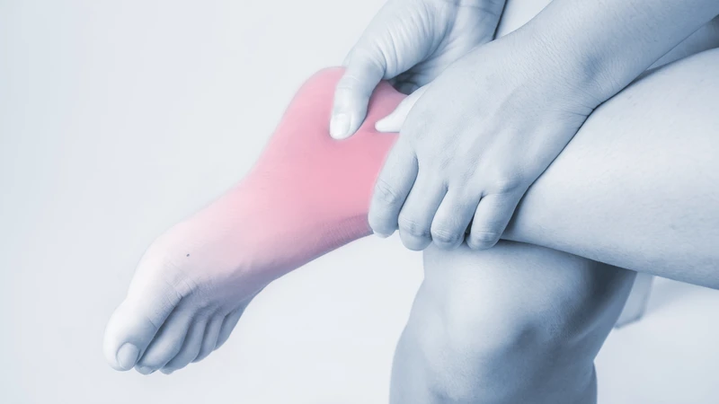 Triệu chứng bệnh mắt cá chân thường là đau, sưng và khó vận động