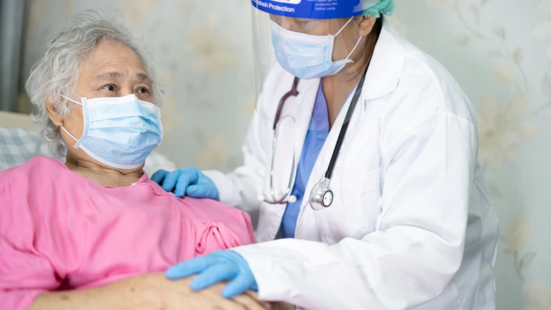 Bệnh nhân gãy xương sườn cần được theo dõi y tế thường xuyên