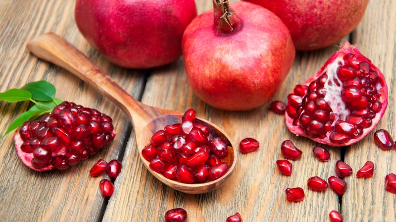 Lựu là loại trái cây giàu vitamin, chất chống oxy hóa và được nhiều người yêu thích