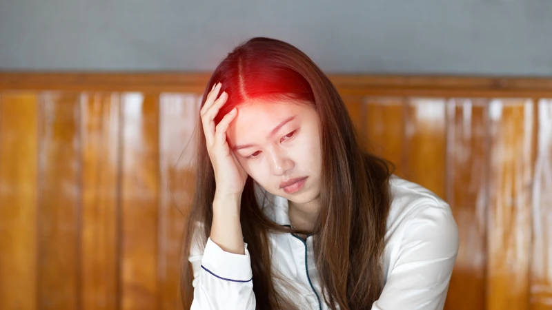 Đau đầu kéo dài không rõ nguyên nhân có thể là một dấu hiệu cần đi khám