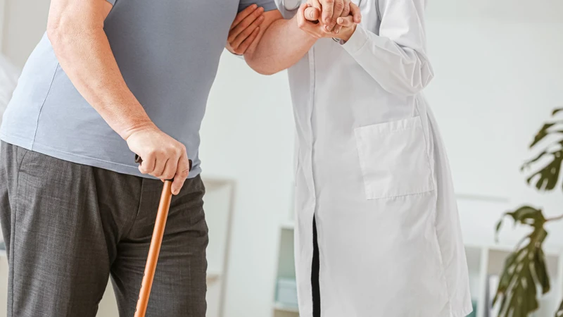 Khuyến khích bệnh nhân đi bộ nhẹ nhàng để duy trì sự linh hoạt và tránh té ngã