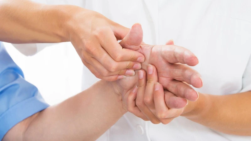Cơ cứng và khó co duỗi làm người bệnh mệt mỏi, sinh hoạt hằng ngày bị hạn chế