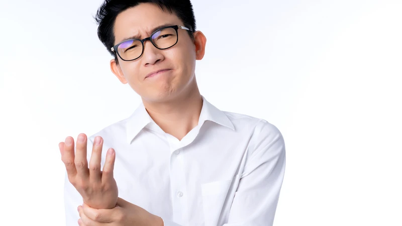 Triệu chứng Parkinson ở người trẻ xuất hiện âm thầm, run nhẹ khi nghỉ, dễ bị bỏ qua và nhầm lẫn