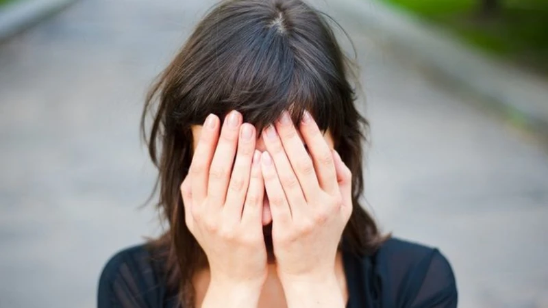 Thay đổi ngoại hình và sức khỏe ảnh hưởng tâm lý, khiến người bệnh tự ti, lo âu