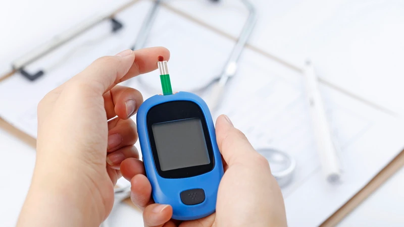 Người bệnh có thể dùng máy đo đường huyết cá nhân hoặc đến khám định kỳ
