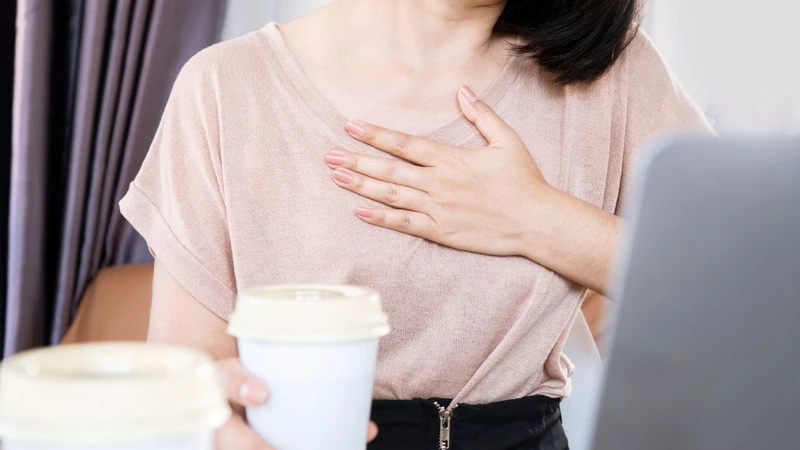 Sụt cân có thể xuất hiện cùng nhiều thay đổi khác như dễ nóng, ra mồ hôi, khó ngủ hoặc tim đập nhanh