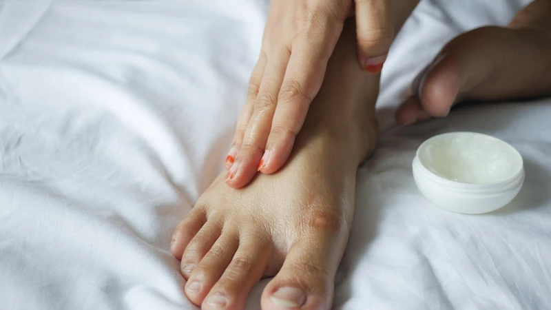 Người bệnh cần giữ da chân sạch sẽ, dưỡng ẩm thường xuyên