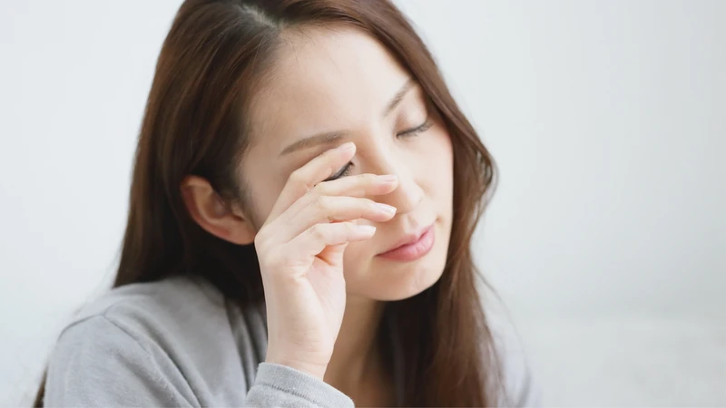 Nước tiểu bọ xít bắn vào mắt cần rửa sạch đúng cách, tránh dụi mắt để bảo vệ giác mạc