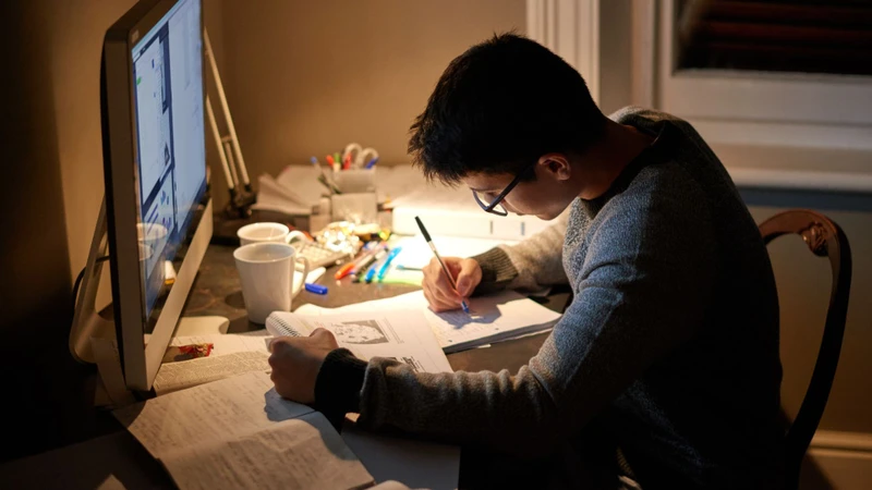 Học tập hoặc làm việc thiếu ánh sáng dễ gây mỏi mắt, khô mắt và tăng nguy cơ tật khúc xạ