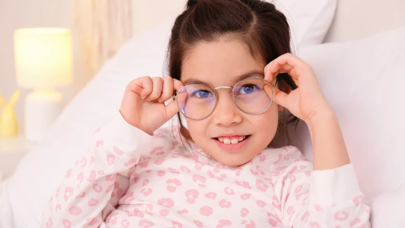 Đeo kính đúng độ theo hướng dẫn giúp nhìn rõ hơn và giảm mỏi mắt