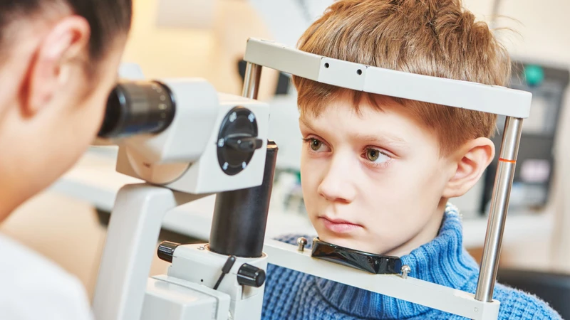 Khám mắt mỗi 6 - 12 tháng để theo dõi thị lực và tốc độ tăng độ cận
