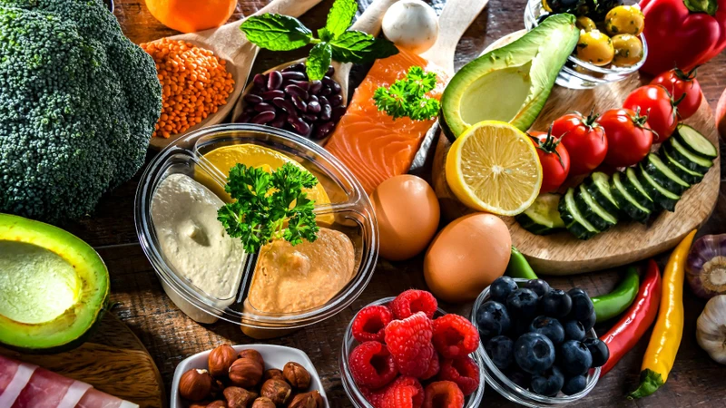 Duy trì chế độ dinh dưỡng hợp lý giúp khắc phục tình trạng chóng mặt khi nằm nghiêng
