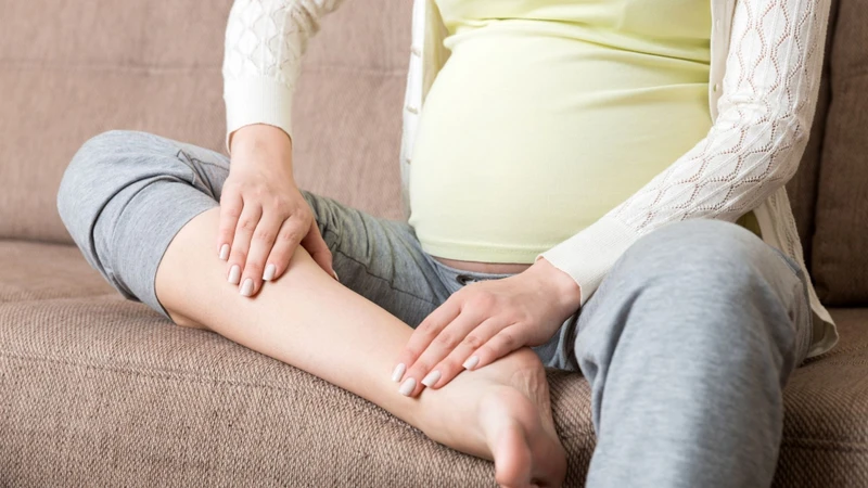Mẹ bầu nên đi khám nếu chuột rút kéo dài hoặc kèm dấu hiệu bất thường