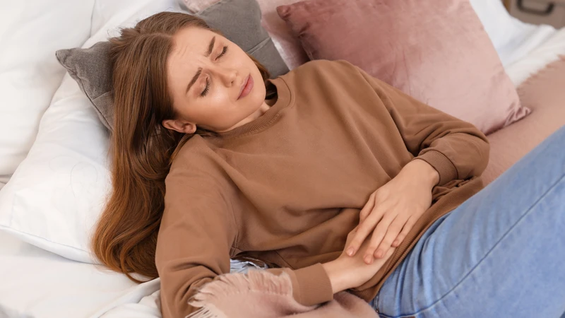 Đau bụng kinh có thể gây đau âm ỉ vùng bụng dưới rốn