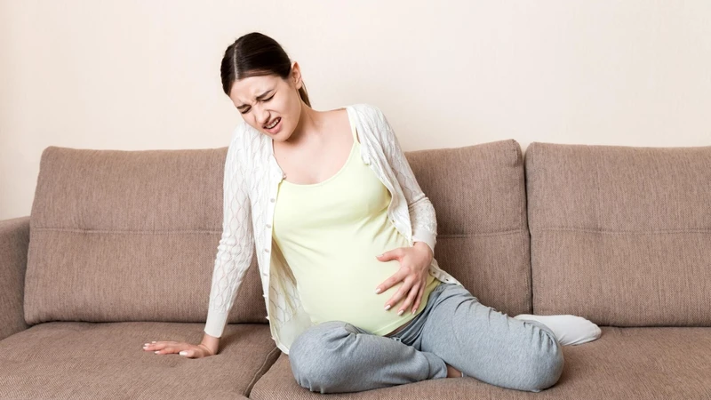 Bong nhau non lại gây đau bụng dữ dội, tử cung gò cứng, ra máu đỏ tươi có cục, dễ gây suy thai và mất máu cấp
